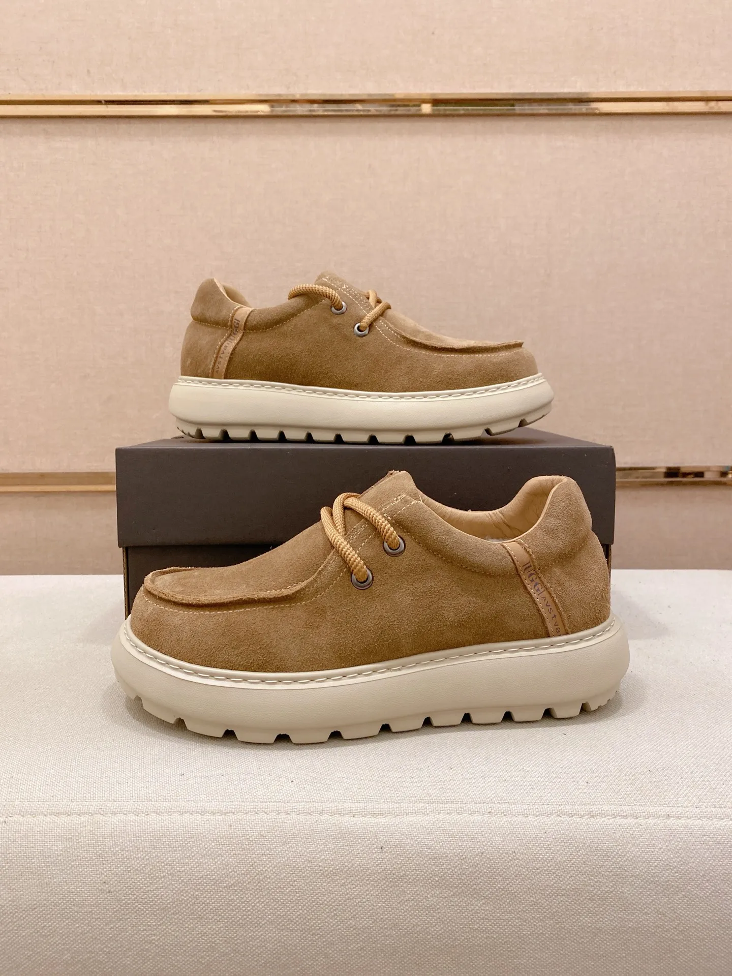 Factory price: 600💰New UGG fur-integrated men's simple and fashionable snow shoes. The most worth buying at the end of this year are warm casual shoes. Whether you are out and about at home, their comfortable and warm performance will be your most suitable fashion companion! The material is cowhide upper and imported wool is used inside. Two layers of cowhide for warmth and comfort! The eva+ rubber patch outsole is cushioned, non-slip and wear-resistant, and has good elasticity. It is light and wear-resistant, comfortable and soft, and the new simple cut is more fashionable. It has both practicality and fashion sense, so you no longer have to worry about how to match it in winter, while still maintaining your fashionable taste. High-quality genuine wool produced in Dongguan. The material depends on the details! Size: 39-40-41-42-43-44-45 sneaker size
